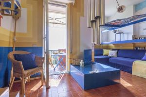 een woonkamer met een bank en een stapelbed bij Il nido del pavone in Monterosso al Mare