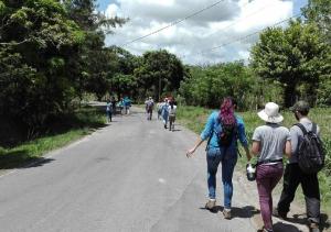 Un groupe de personnes se promenant sur la route dans l'établissement Hostal Familiar El Ángel Panamá B&B, à Pajonal Arriba