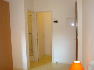an empty room with a door and a bathroom at Studio mansardé climatisé les roseaux bord de lac in Biscarrosse +41 photos