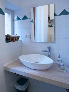 een badkamer met een grote witte wastafel op een aanrecht bij Mosca Cieca in Florence