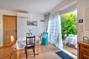 a dining room with a table and a window at Gîte Figues et Caraïbes in Cers