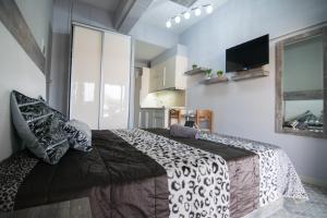 Μια τηλεόραση ή/και κέντρο ψυχαγωγίας στο Avra Comfort Rooms