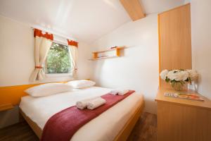 Maistra Camping Valkanela Mobile homes客房内的一张或多张床位