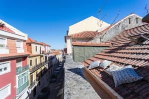 una vista desde los tejados de los edificios en Rato Cozy 3BR w/balcony - by LU Holidays, en Lisboa