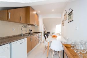 A kitchen or kitchenette at Rato Cozy 3BR w/balcony - by LU Holidays