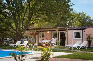 Maistra Camping Valkanela Mobile homes内部或周边的泳池