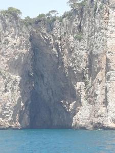 ガエータにあるB&B Le Spiaggeの海を前に見える岩の崖