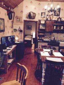 多尼戈爾的住宿－Teresas Cottage，一间带桌椅的厨房和一间带一张床的房间