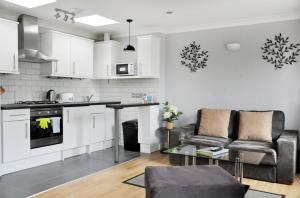 
A kitchen or kitchenette at Lamington Apartments, Hammersmith

