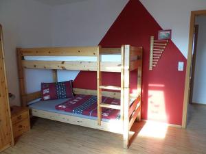 Ein Etagenbett oder Etagenbetten in einem Zimmer der Unterkunft Ferienbauernhof Storchenhäusle