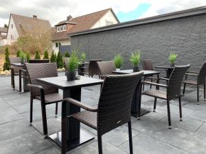- un ensemble de tables et de chaises sur une terrasse dans l'établissement Checkinn Hotel, à Bad Salzuflen