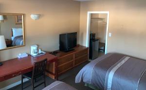 Μια τηλεόραση ή/και κέντρο ψυχαγωγίας στο Village Inn & Suites - Sudbury