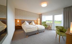 une chambre d'hôtel avec un lit et une fenêtre dans l'établissement Hotel Hammermühle, à Wahlrod