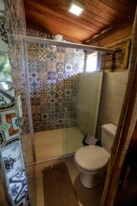 un piccolo bagno con wc e doccia di Pôr do Sol Eco Suítes a Barra Grande