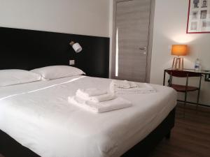Postel nebo postele na pokoji v ubytování ParcoSantaTeresa Suites LOC-02279