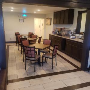 Η κουζίνα ή μικρή κουζίνα στο SureStay Hotel by Best Western Hollister