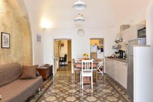 a living room with a couch and a table in a kitchen at L'eco dei sassi in Matera