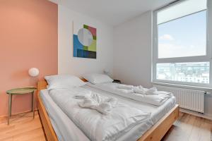 Posteľ alebo postele v izbe v ubytovaní Platinium Top Floor City View