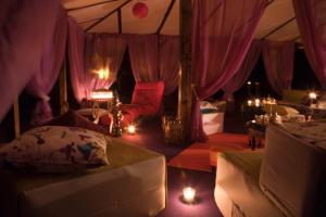 een kamer met een tent met kaarsen erin bij Apartamentos la Jayma del Arte in Asque