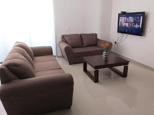 ein Wohnzimmer mit einem Sofa und einem Couchtisch in der Unterkunft RENTA VACACIONAL A 2 CUADRAS DE LA PLAYA O MALECON DE MAZATLAN in Mazatlán