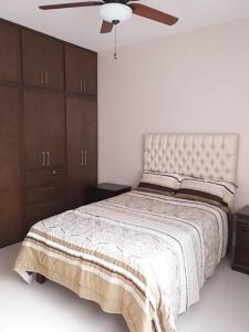 1 dormitorio con 1 cama y ventilador de techo en RENTA VACACIONAL A 2 CUADRAS DE LA PLAYA O MALECON DE MAZATLAN, en Mazatlán