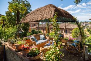 un jardín con cenador, sillas y plantas en Villa Bonelli, en Siena