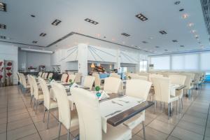 Restoran või mõni muu söögikoht majutusasutuses Filoxenia Hotel Zakynthos
