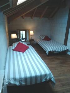 a room with two beds in a room at Chambres d'Hotes Au Vieux Logis in Nistos