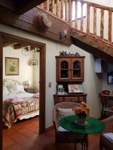 ein Schlafzimmer mit einem Bett und einem Tisch in einem Zimmer in der Unterkunft La Fuente de Pavia in Caballar