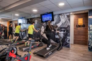Fitness centrum a/nebo fitness zařízení v ubytování LimaQ Hotel