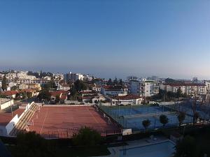 Tennis and/or squash facilities at Apartamento Picasso or nearby