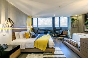 Postel nebo postele na pokoji v ubytování Epic Boutique Hotel