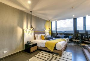 Postel nebo postele na pokoji v ubytování Epic Boutique Hotel