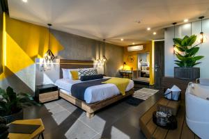 Postel nebo postele na pokoji v ubytování Epic Boutique Hotel