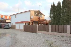 a house with a fence in front of it at Pensjonat i Restauracja U Zdzicha in Rowy