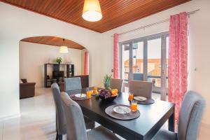 uma sala de jantar com mesa e cadeiras e um quarto em Villa Vista Mar no Funchal