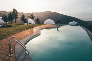 Uma vista geral da montanha ou uma vista da montanha a partir da tenda de luxo