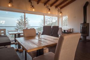 uma sala de jantar com uma mesa e cadeiras e uma lareira em Natura Glamping em Alcongosta
