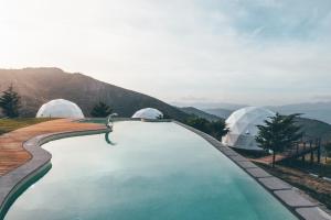 Uma vista geral da montanha ou uma vista da montanha a partir da tenda de luxo