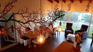 Uma rea de estar em Natura Glamping
