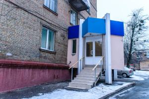 ein Gebäude mit einer rosa und blauen Tür und einer Treppe in der Unterkunft BOTANIC GLOBUS HOSTEL in Kiew