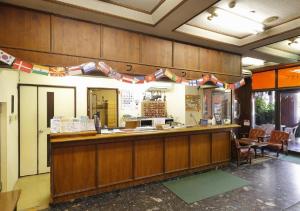 een restaurant met een bar met vlaggen erboven bij Osaka - Hotel / Vacation STAY 23784 in Osaka