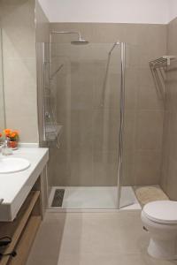 Koupelna v ubytování Apartamentos Reyes Catolicos 14 + 22 fotografií