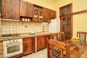 A kitchen or kitchenette at Apartment Old Town Finest