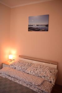 Posteľ alebo postele v izbe v ubytovaní Vadszőlő Apartman