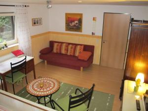 Pension Geva في فارندورف: غرفة معيشة مع أريكة وطاولة