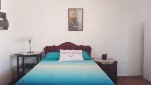 Dormitorio con cama con almohada de corazón en Loft Maria en Tlaxcalancingo