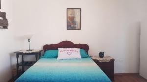 Dormitorio con cama con almohada de corazón en Loft Maria, en Tlaxcalancingo