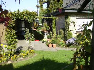 un giardino con un mucchio di piante e fiori di Pension Geva a Warendorf