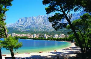 a view of a beach with a mountain in the background at Guest house Mediteran Relax in Makarska